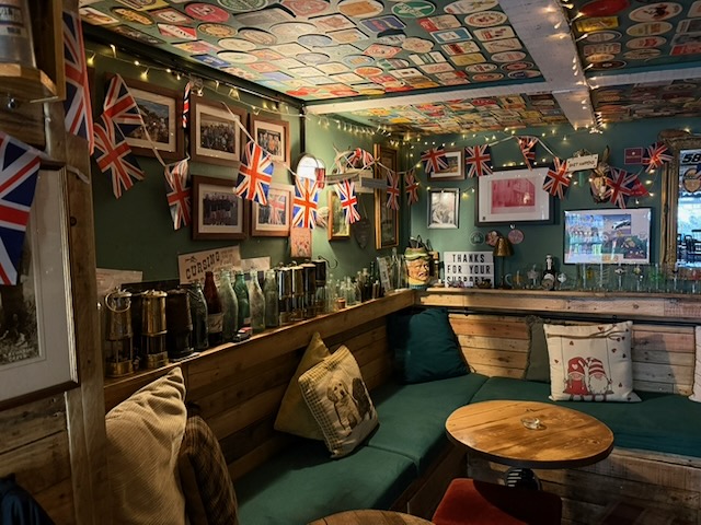 The snug inside Byron's Rest